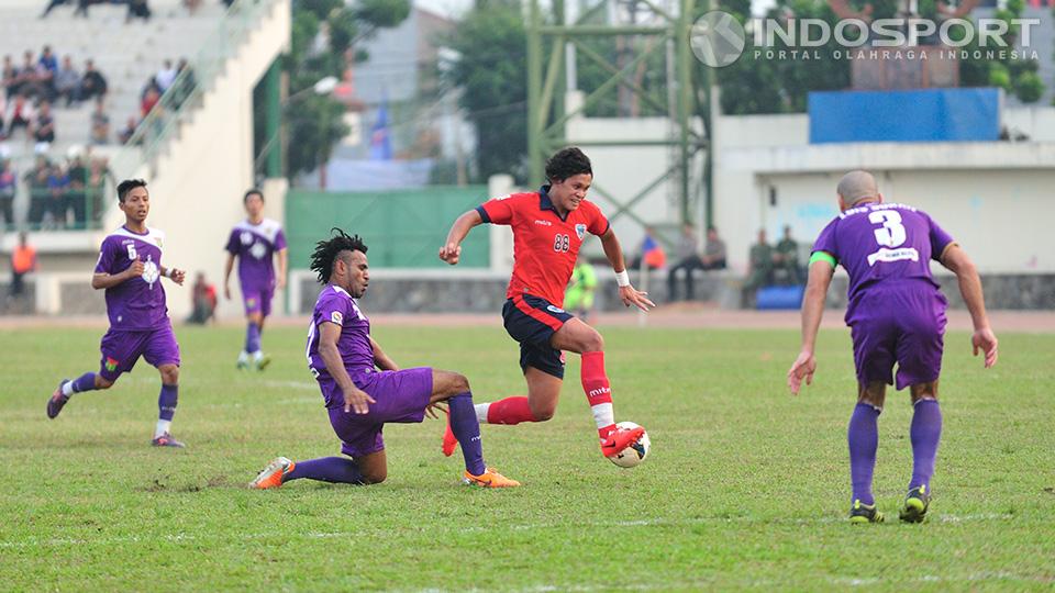 Rizky Pellu (jersey no 88) dari PBR mencoba menembus pertahanan Persita yang dikawal oleh Luis Edmundo dan Ronald M pada pertandingan penentuan delapan besar di stadion Singaperbangsa, Karawang, Jumat (05/09/14).